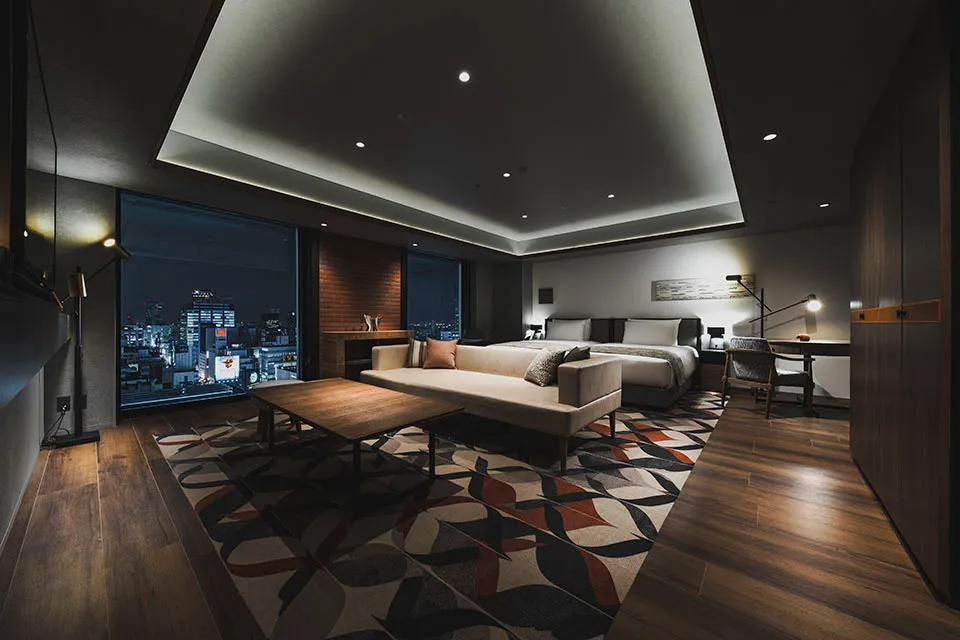 Resort evening planning around dinner and a meeting place